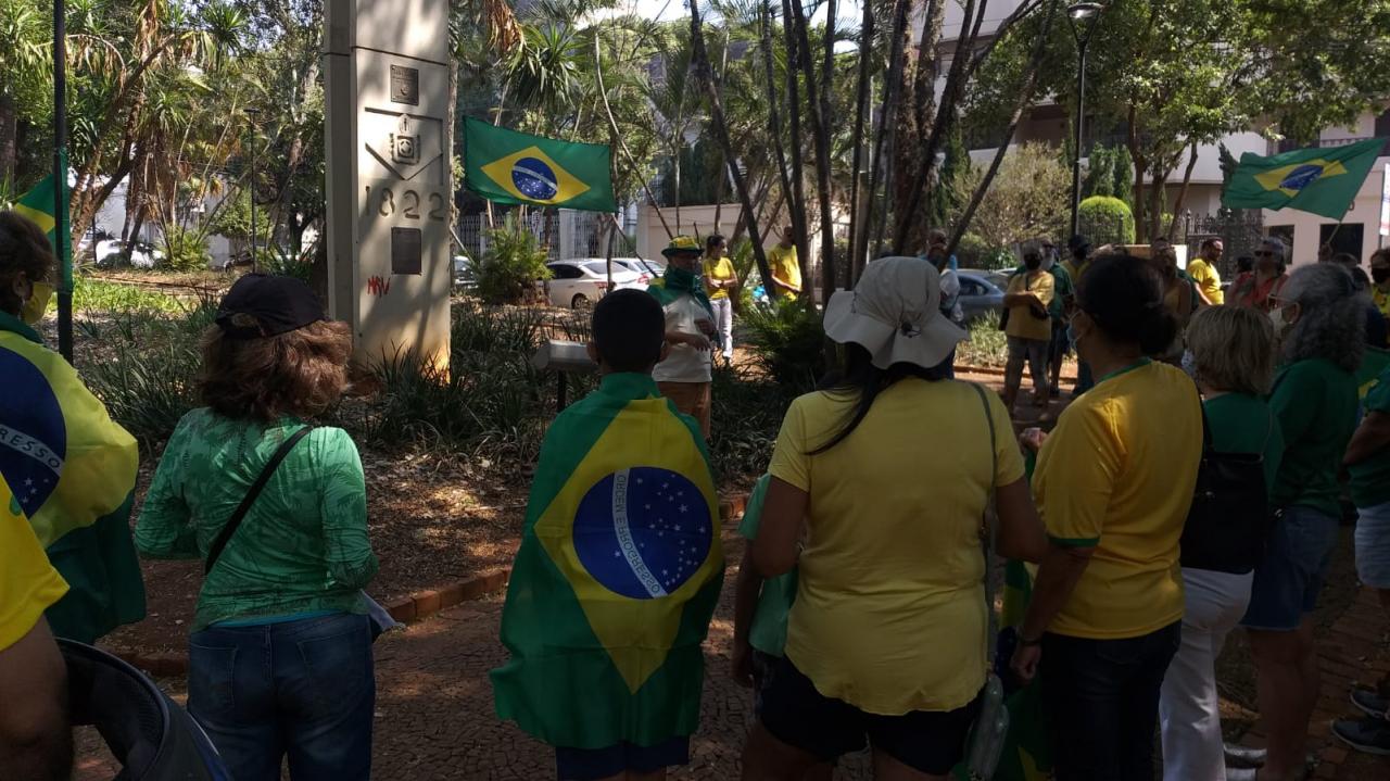 Foto 29 de 31 — Manifestantes fazem ato pró-Bolsonaro na Praça da Independência; veja imagens